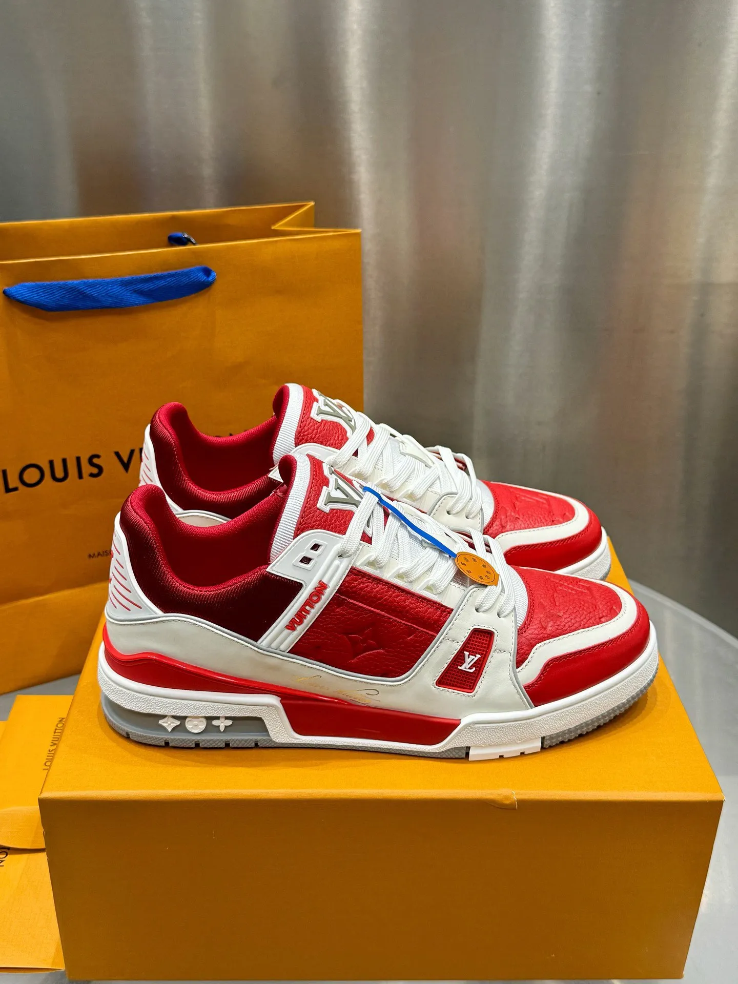 👟👟Ex-factory price 740👟👟 LOUIS VUITTON - the best-looking sneakers by Virgin Abloh, Lv Brand strongly recommends new products, official website limited edition retro basketball sneakers! Both high-top and low-top models spent money to purchase the original 1:1 accurate replica, the details are invincible, full of sincerity, imported custom-made original cowhide, the original package method is the same, the details are 100% restored, the private model customizes the original one-piece TPU outsole, which is different from other brands, without the original version, this effect cannot be achieved! LV’s best-looking couple shoes in the past, don’t miss it! Size: 35-45